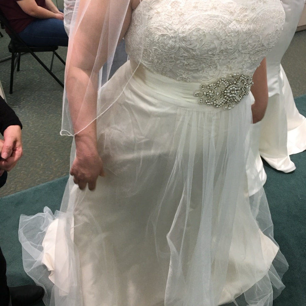 Elegant White Lace Wedding Dress